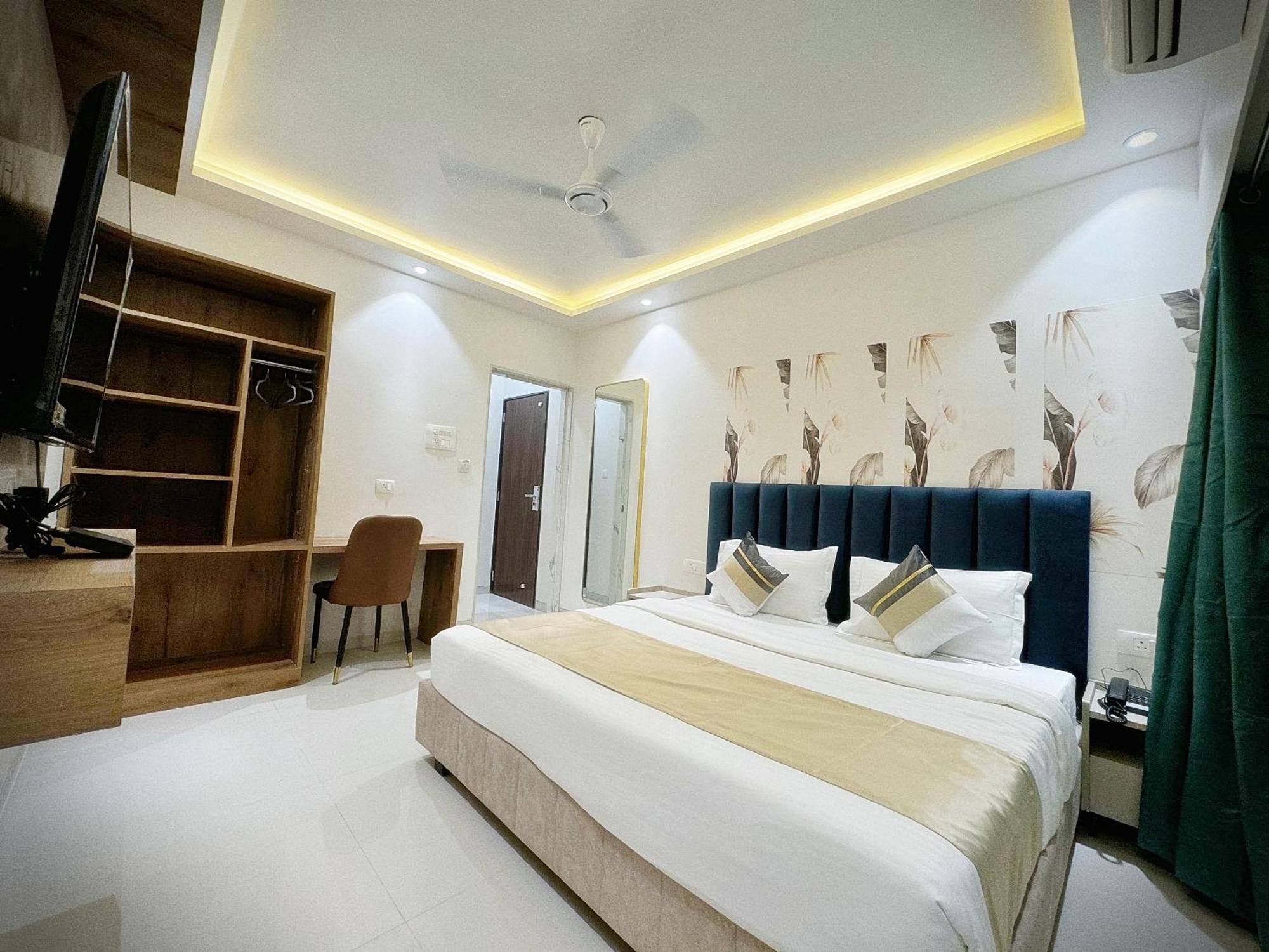 The Orion Premium Suites Bombay Esterno foto